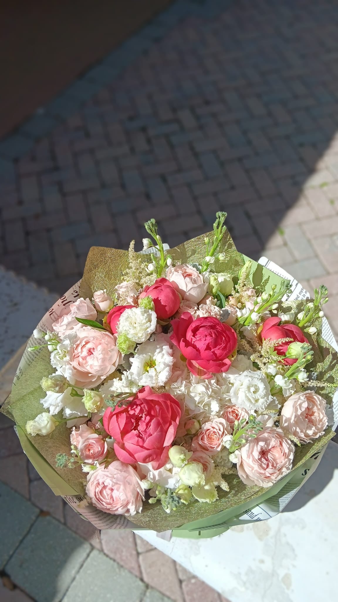 Who loves peonies