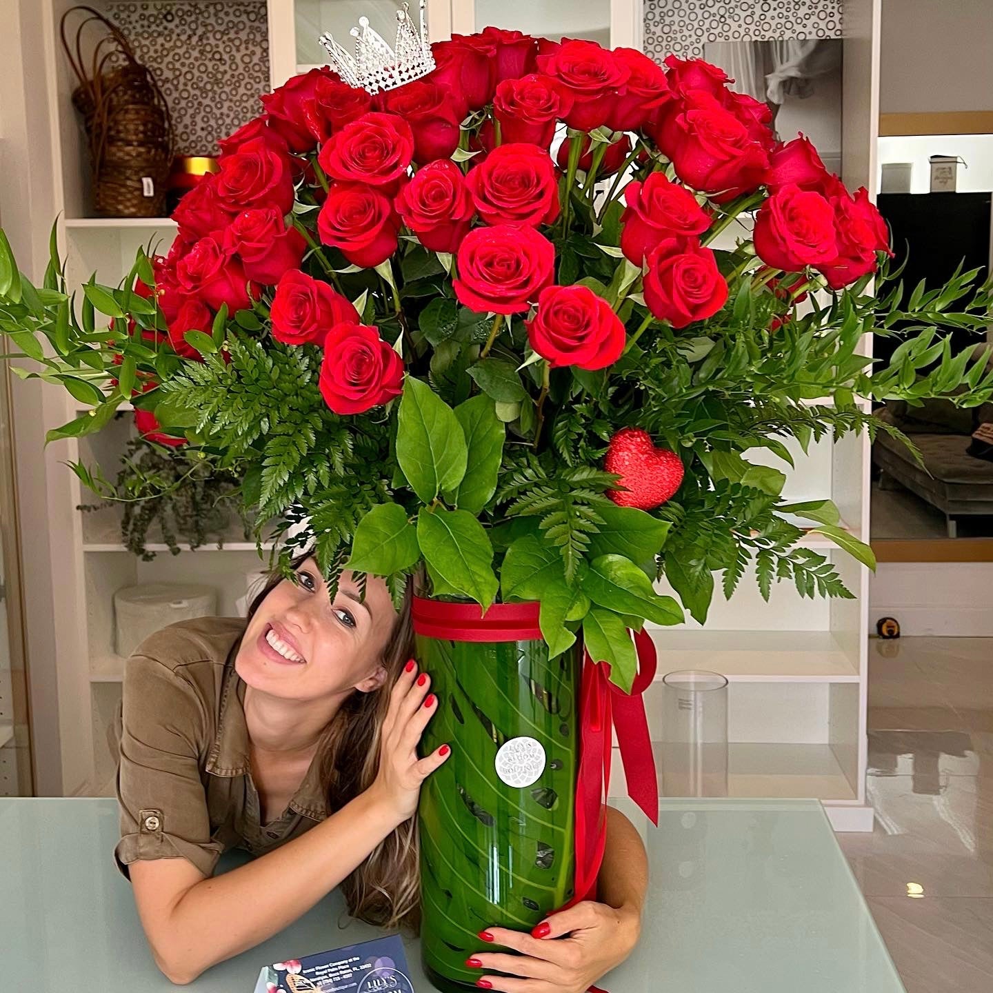 100 Premium Red Roses Monstera Vase - Lily's Bloom Boutique