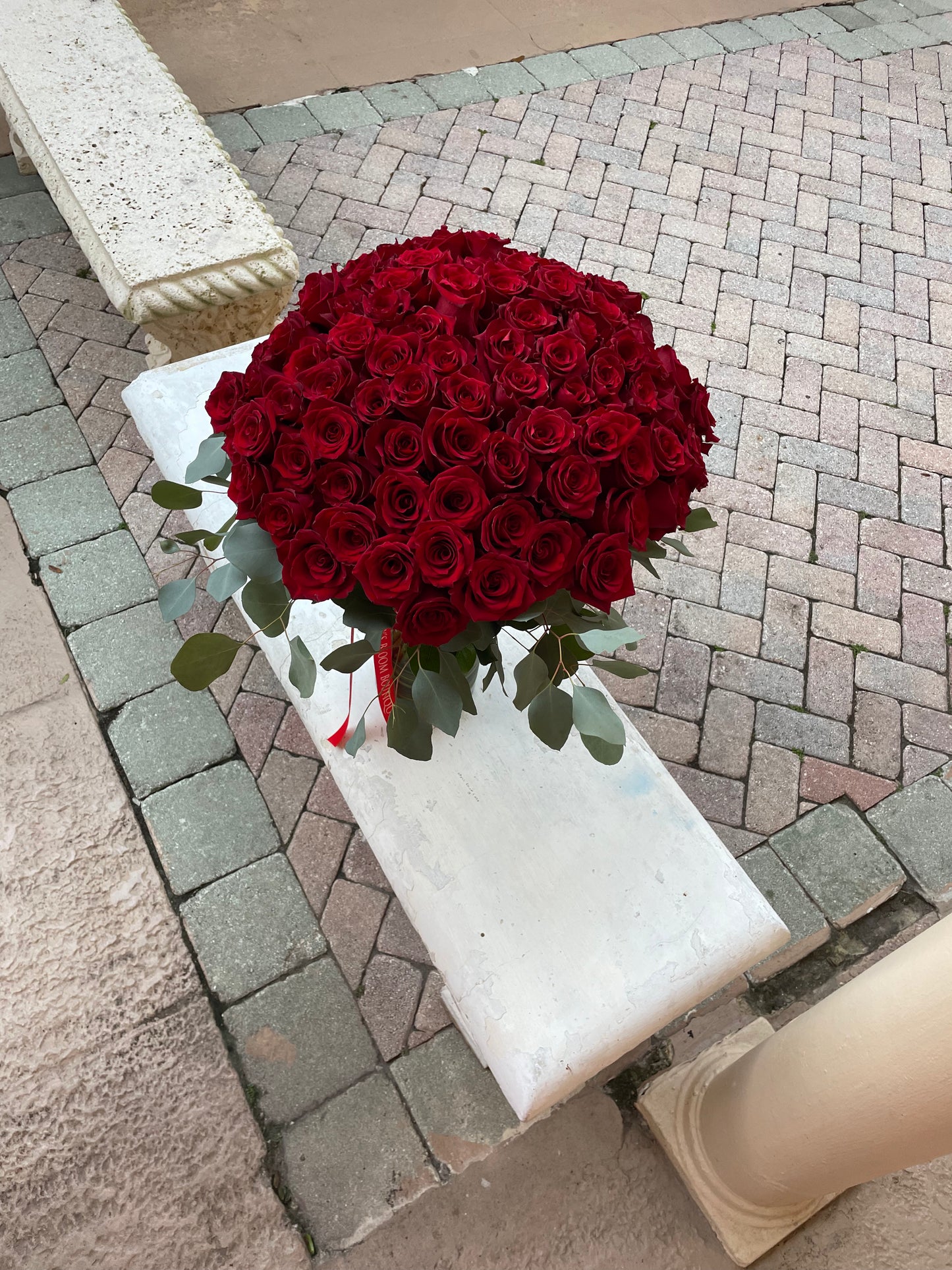 100 Premium Red Roses Monstera Vase