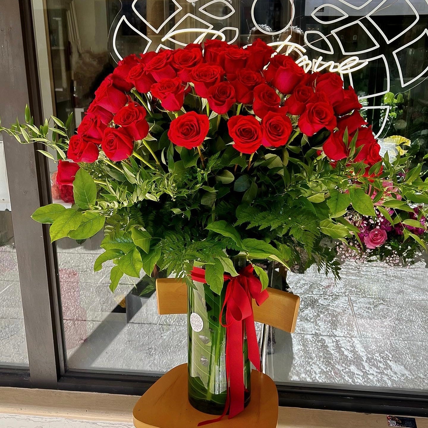 100 Premium Red Roses Monstera Vase - Lily's Bloom Boutique