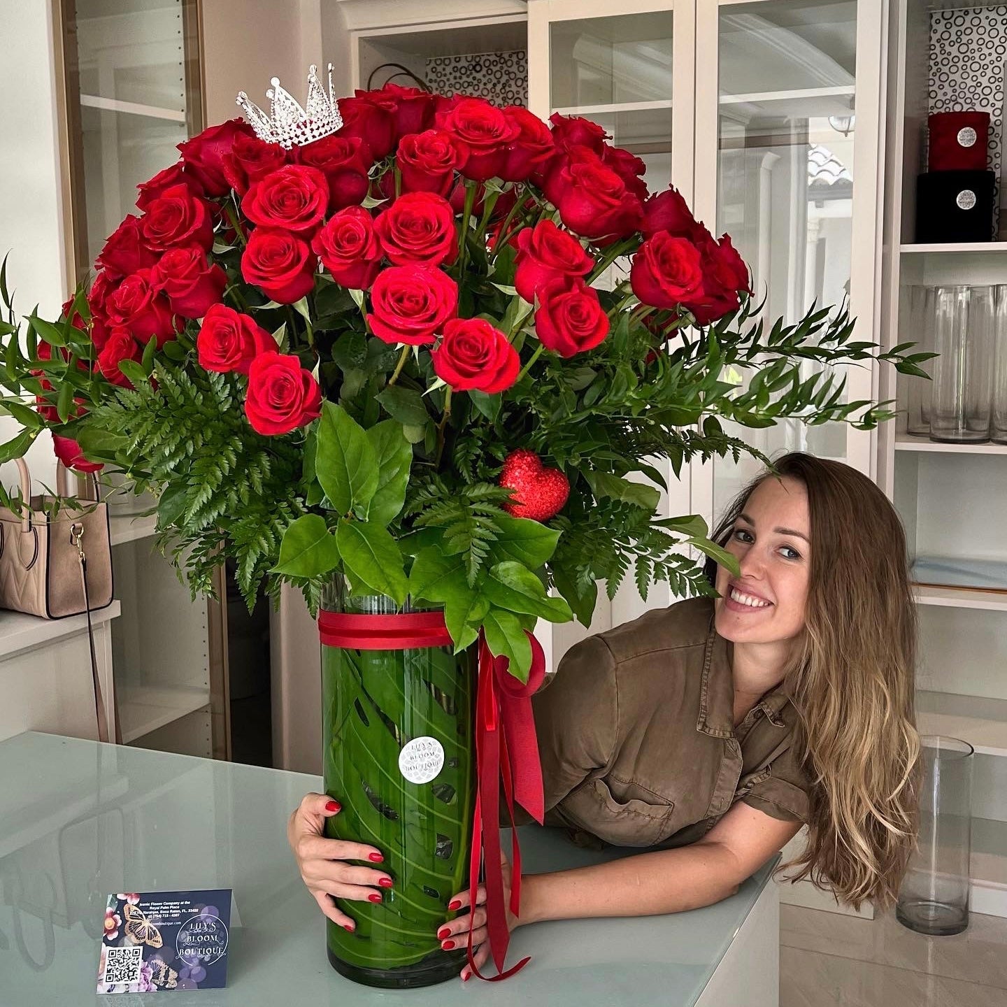 100 Premium Red Roses Monstera Vase - Lily's Bloom Boutique