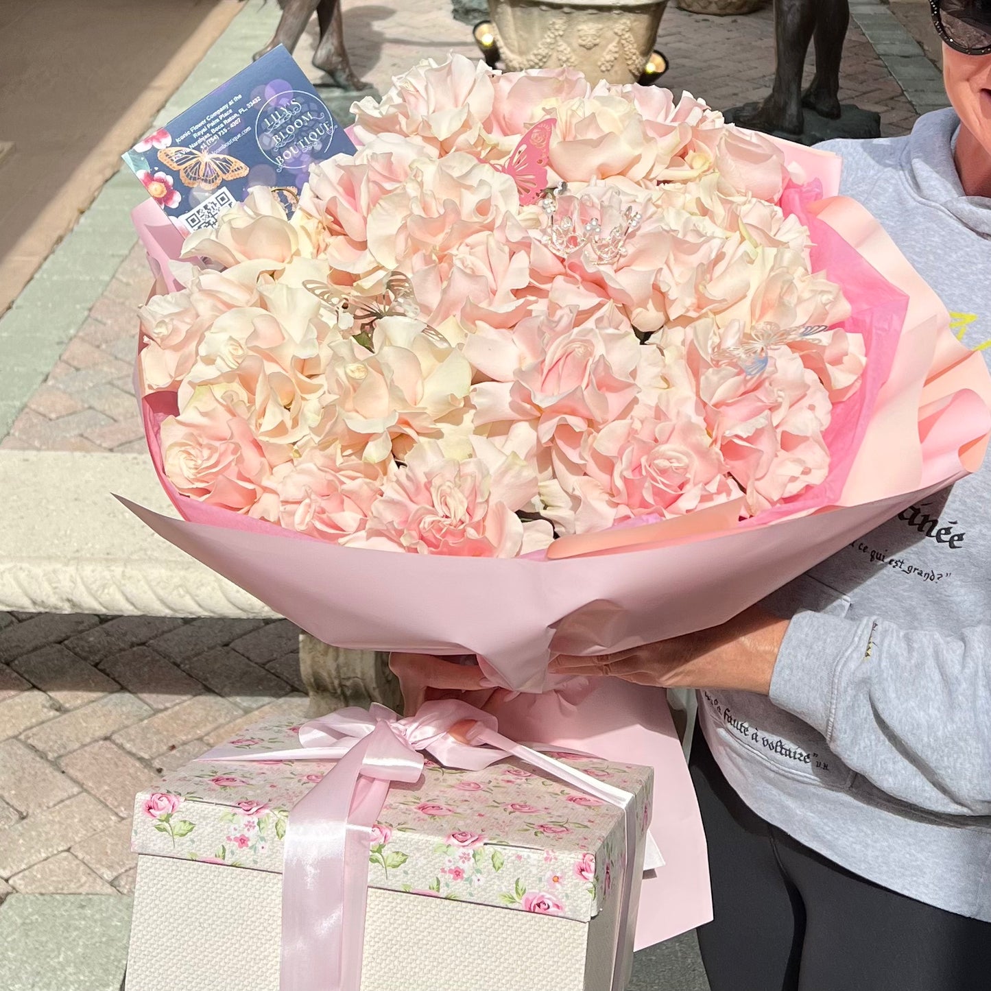 Pink opened petals roses bouquet